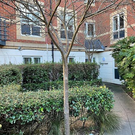 Modern 2 Bed Apt In Egham High Street, With Private Parking And Wifi Lejlighed Eksteriør billede