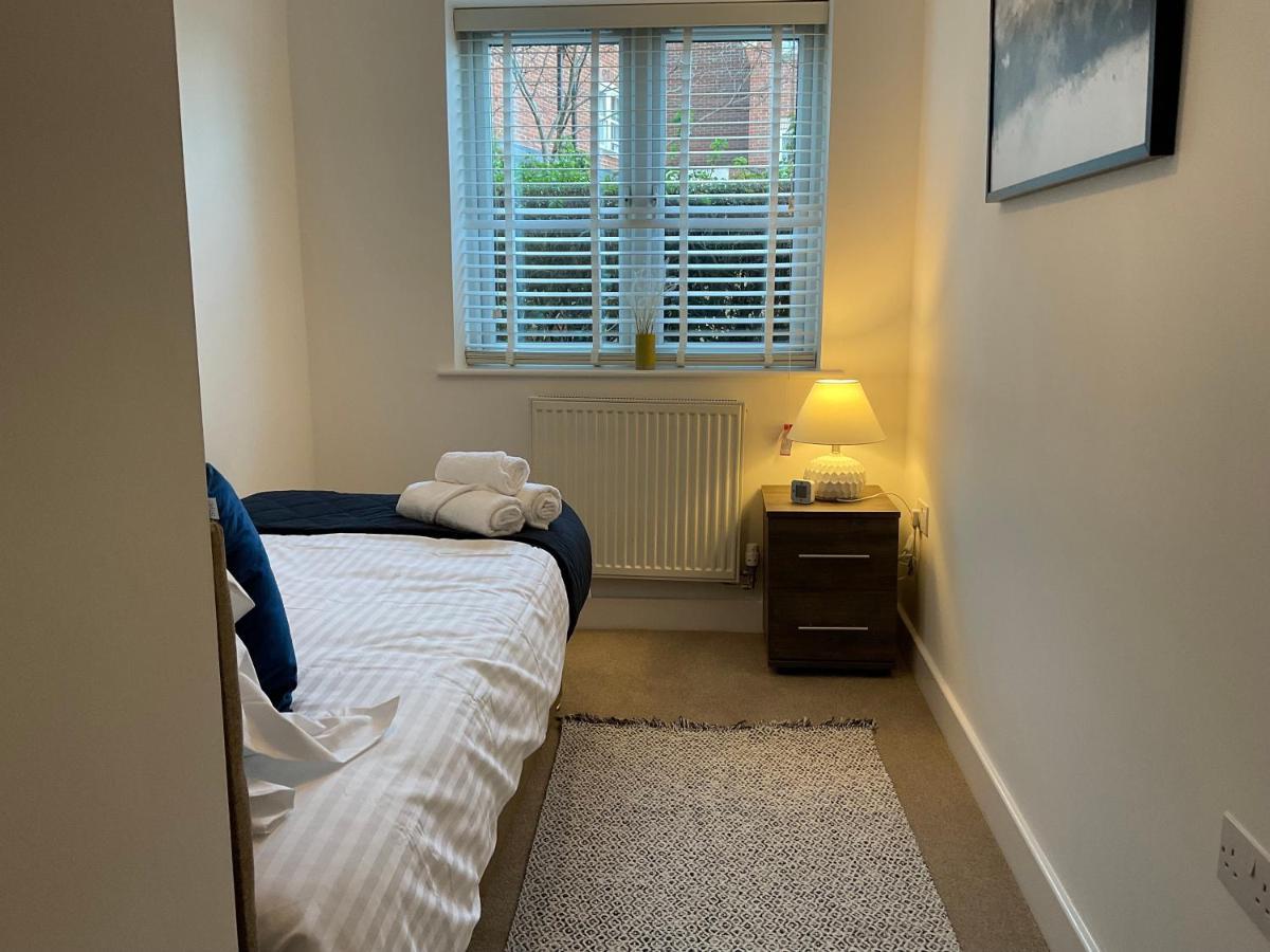Modern 2 Bed Apt In Egham High Street, With Private Parking And Wifi Lejlighed Eksteriør billede